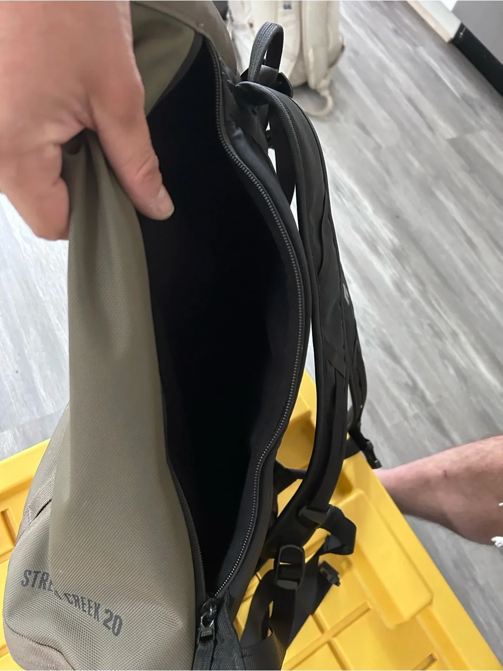 Black Diamond Street Creek 20L Backpack in Taupe
